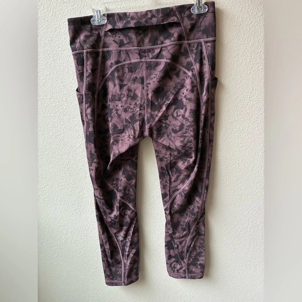 Lululemon Time To Sweat Crop in Mini Dusk Floral Antique Bark Black (Size:10)